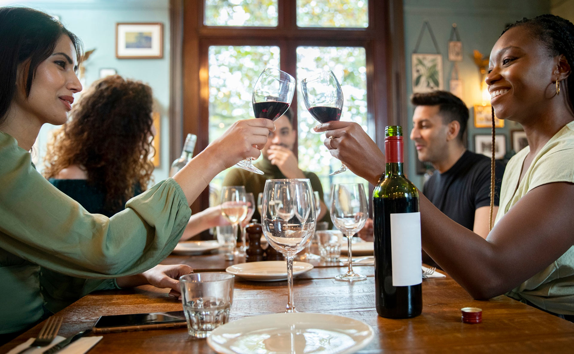 photos de gens entrain de partager du vin